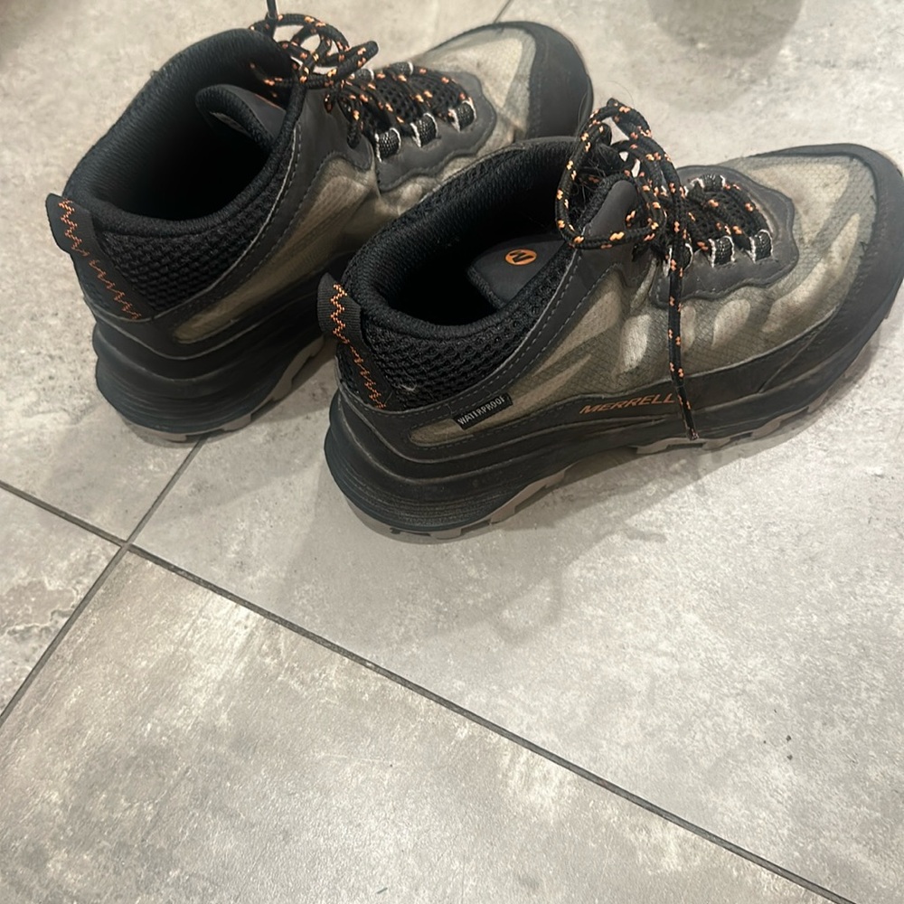 Boys Merrell Hiking Boots. Excellent Conditon size 2.